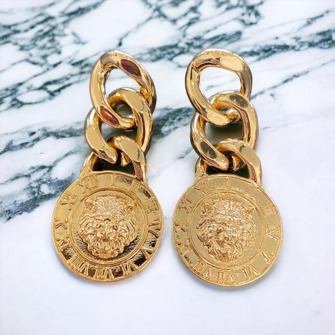 So Elegant Gold Chain & Medallion